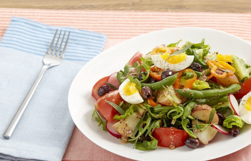 1. Этап. Салат из картофеля и яиц: 7. Разделяю салат порционно, выкладываю отварные яйца, посыпаю черным молотым перцем и подаю к столу.