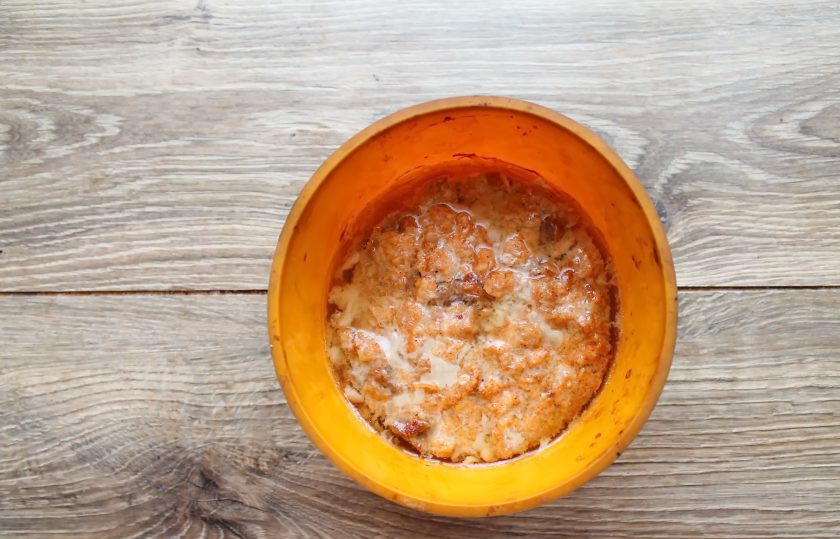 1. Этап. Мясное желе: Выложите мясную массу в подходящую силиконовую форму и примните. Поставьте в горячую духовку и запекайте мясное желе в течение 60 минут при температуре 180 градусов. Достаньте форму из духовки и полностью остудите. Уберите в холодильник на 10-12 часов для стабилизации. Извлеките мясное желе из формы и подавайте к столу.