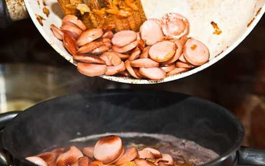 1. Этап. Вкусный фасолевый суп: 11. Когда картофель полностью сварится, выложите сосиски в кастрюлю. По вкусу дополнительно можно подсолить и поперчить.