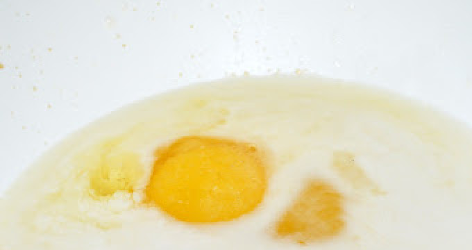 1. Этап. Фытыр по-египетски: К дрожжам и молоку добавляем яйцо и соль.