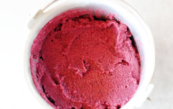 1. Этап. Вишневый щербет в мороженице: 8. Подавать щербет лучше не ранее, чем через сутки, чтобы он как следует замерз. Приятного аппетита!