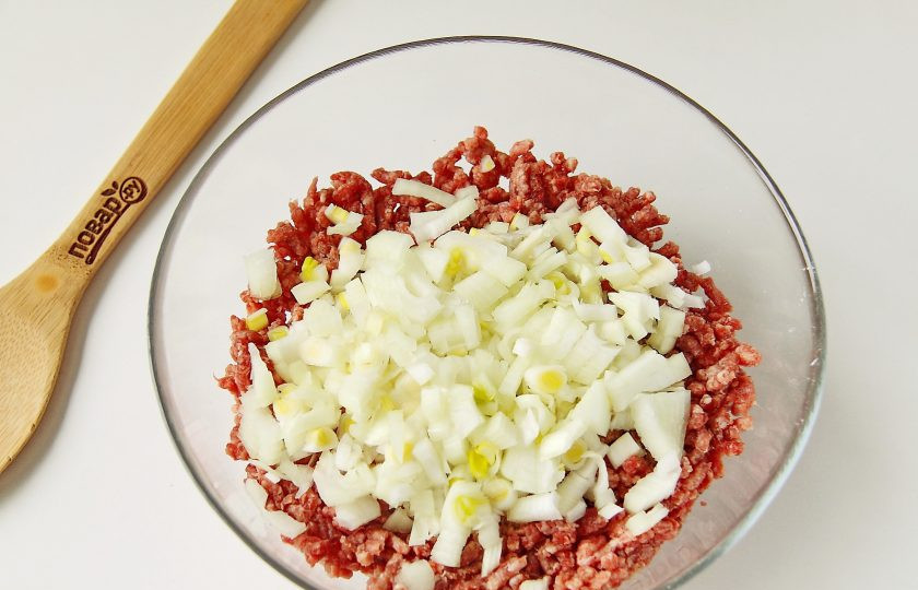 1. Этап. Котлета по-хлыновски: Добавьте к нему нарезанный мелкими кубиками лук.