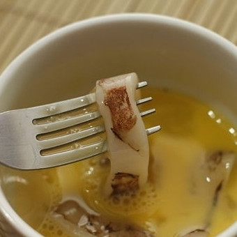 1. Этап. Кольца кальмаров в кляре с соусом: 4. Яйцо взбейте в мисочке венчиком, можно добавить немного воды. Надев кольцо кальмара на вилку, обмакните его в яйце.