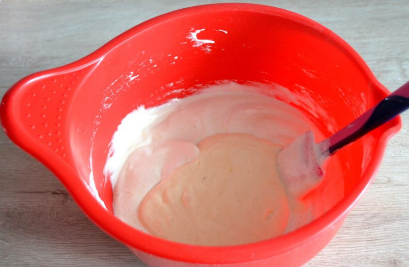 1. Этап. Торт Груши в карамели: Переложите масляную смесь в тесто, смешайте до однородности.