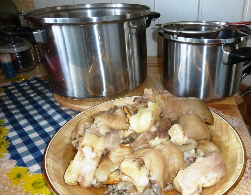 1. Этап. Хаш: Затем процедите бульон, а мясо отделите о кости.