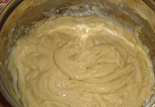 1. Этап. Шарлотка с клубникой в мультиварке: Туда же добавляем муку, соль, ванилин и разрыхлитель. Хорошо все перемешаем.