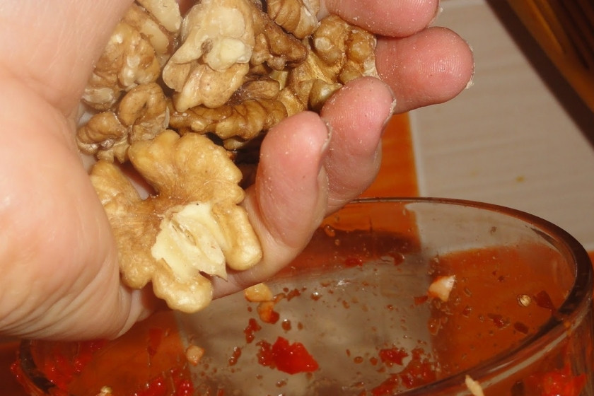 1. Этап. Грузинская аджика с орехами на зиму: 4. Орехи тоже измельчим в блендере, домешаем к аджике. Добавим теперь все приправы и соль.