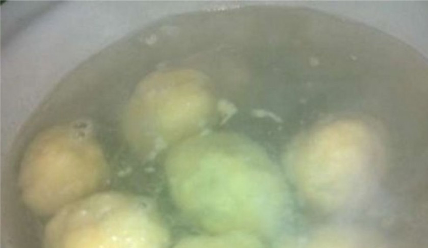 1. Этап. Галушки с начинкой: 5. Галушки отвариваем в подсоленной воде в течении 5-7 минут, пока не всплывут.