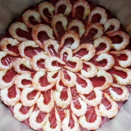 Закусочный суши торт 1. Этап. Закусочный суши торт: Форму можете застелить пищевой пленкой чтобы потом было легче доставать торт. На дно выложите красиво креветки, в конце торт будем переворачивать и креветки будут с верху.