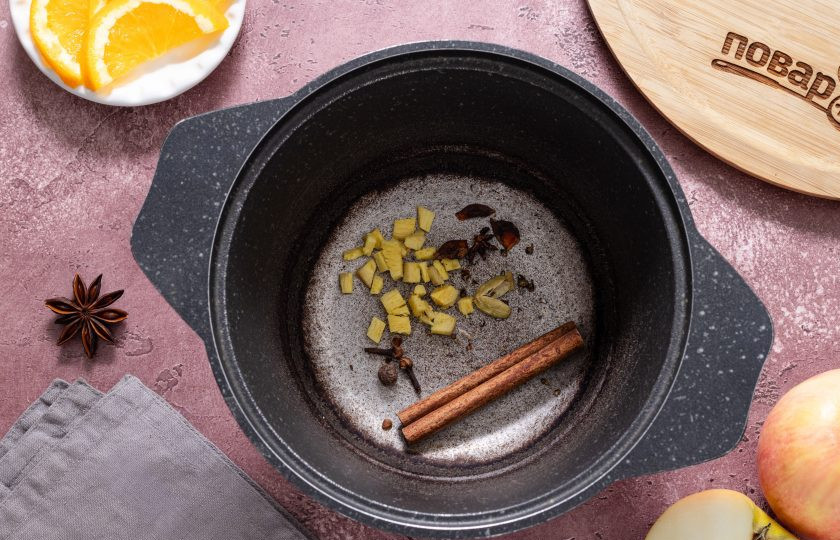 1. Этап. Глинтвейн классический: Раздавите коробочки кардамона ножом или в ступке. Корень имбиря очистите и мелко порежьте. Бадьян разломайте. Переложите все пряности в кастрюлю или сотейник с толстым дном.