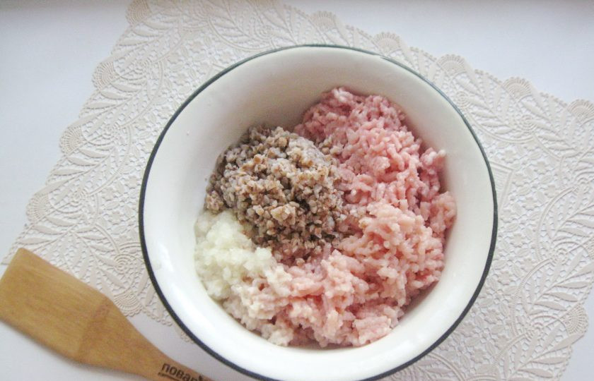 1. Этап. Гречаники с грибным соусом: Добавьте гречневую кашу. На всякий случай напоминаю, как её готовить. Гречку переберите, удаляя примеси и после помойте. Выложите в кастрюлю с водой в соотношении гречки к воде 1:2. Посолите по вкусу, накройте кастрюлю крышкой и варите кашу до готовности.