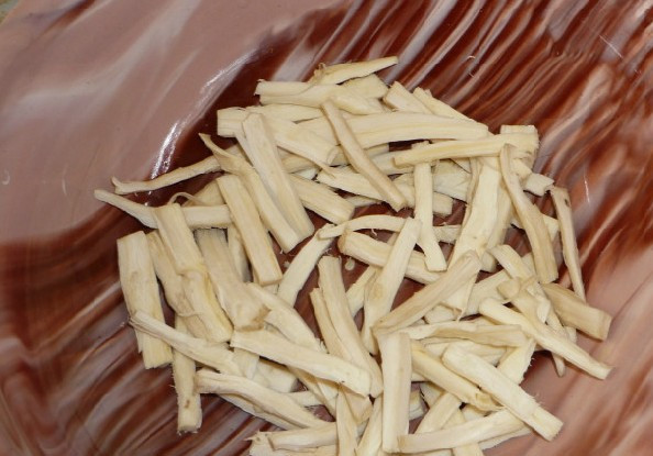 1. Этап. Фаршированные помидоры на зиму: Чистим корень сельдерея и так же режем соломкой.