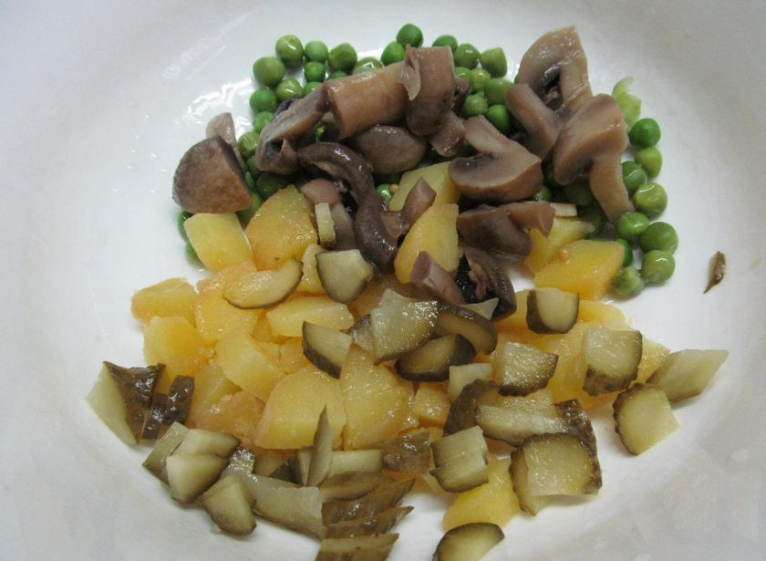 1. Этап. Салат Таежный: Огурцы нарежьте мелким кубиком, отправьте в салатник.