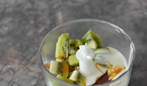 1. Этап. Взбитый творог с кешью и киви: В чашу блендера поместите творог, добавьте очищенные и нарезанные киви, орешки кешью и немного мёда. Сюда же добавьте йогурт. Количество йогурта зависит от того, насколько густой десерт вы хотите. Не добавляйте сразу много, лучше в процессе следите за консистенцией и регулируйте густоту десерта добавлением йогурта.