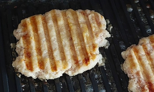 1. Этап. Манговый Верзила с котлетой из индейки: Жарим удобным способом. Лучше между двумя панелями гриля, чтобы стейк остался тонким. Я жарила в электрогриле при Т 200° пять минут.