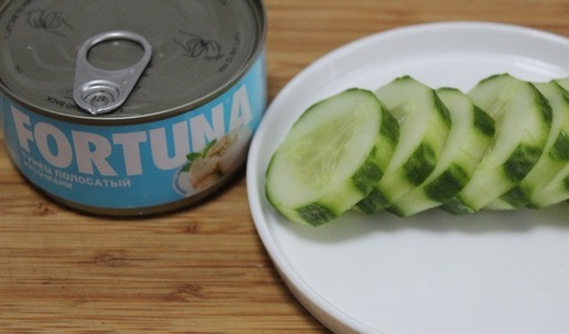 1. Этап. Фуршетная закуска с тунцом: Огурец порезать колечками не тонко. Снять с боков часть кожуры - сделать полосатым бок.