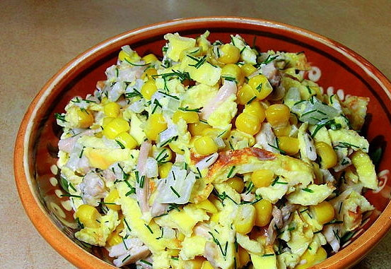 1. Этап. Салат с блинами и кукурузой: Соединить все ингредиенты в салатнице, посолить, поперчить, заправить, перемешать. Остудить в холодильнике и подать на стол.