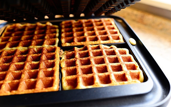 1. Этап. Воздушные бельгийские вафли: 11. И жарьте до румяности. Приятного аппетита!