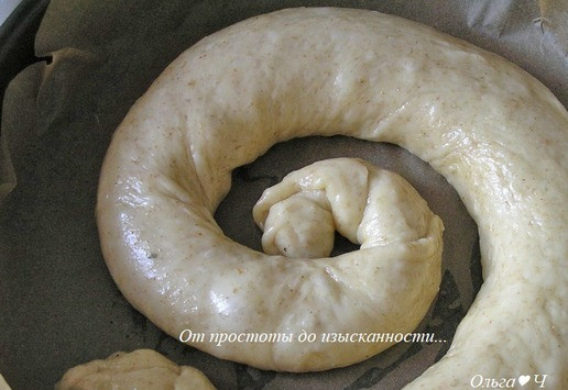 1. Этап. Энсаймада или Булочки-улитки: Переложите заготовку в форму, застеленную бумагой для выпечки, накройте пленкой.