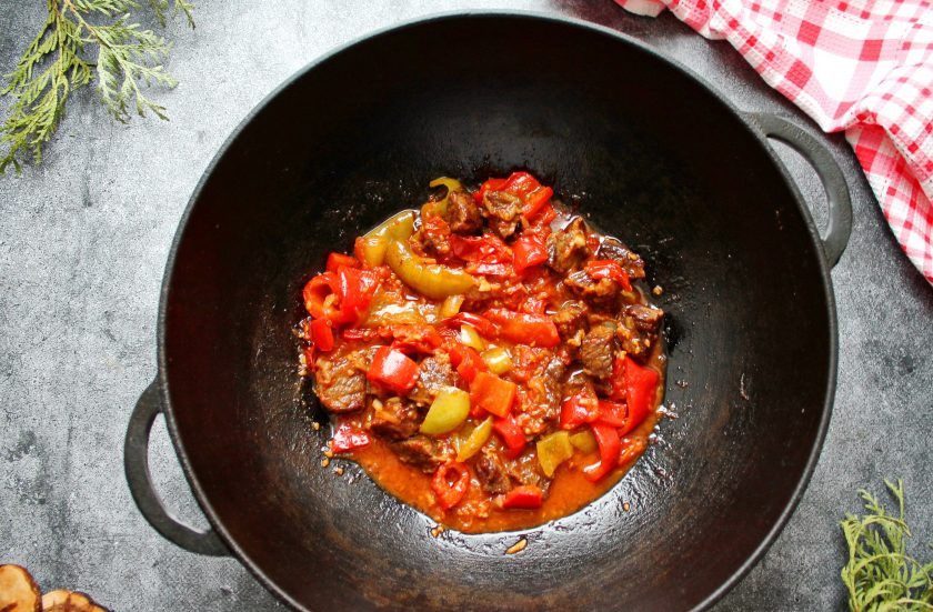 1. Этап. Кебоб по-бухарски: Снимите казан с огня. На порционные тарелки разложите по краю обжаренный картофель, в середину выложите мясо с овощами, посыпьте зеленью и подавайте к столу.