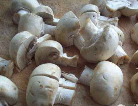 1. Этап. Баклажаны с болгарским перцем и шампиньонами: 2. Затем крупными кусочками нарезаем шампиньоны. Можно на четыре части, можно пополам.