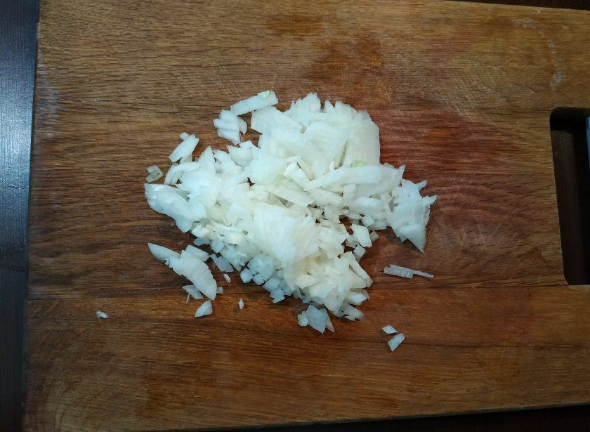 1. Этап. Емелина щука: Лук мелко нашинкуйте и обжарьте до золотистого цвета на растительном масле.