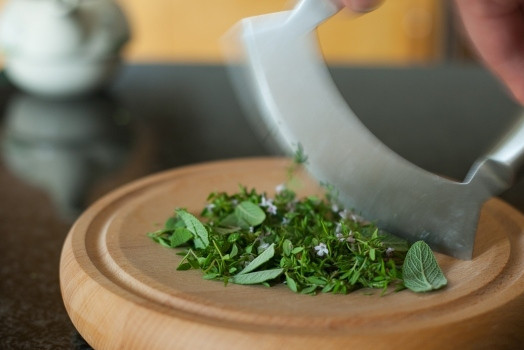 1. Этап. Запечённые говяжьи рёбрышки: Теперь гарнир. Нарубите зелень.