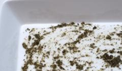 1. Этап. Жареная картошка с грибами: Далее нужно взять форму для выпекания в духовке и смазать ее половиной заправки из прованских трав.