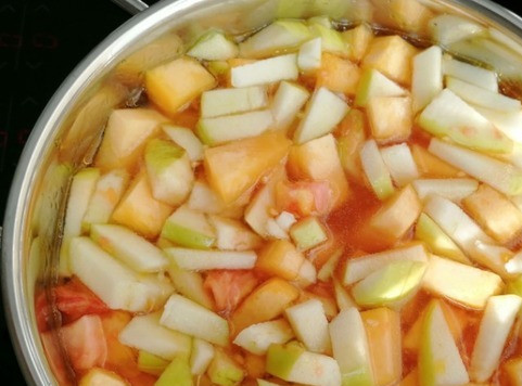 1. Этап. Пряный суп из тыквы и яблок: Затем яблоко и помидор. Залить бульоном, увеличить нагрев на максимум, дать закипеть, затем уменьшить до небольшого кипения. Тушить 20-30 мин. Я использовала овощной бульон на основе цв. капусты, белокочанной, свойской, петрушки корневой и моркови. Яблоко от кожуры не очищала. Использовала антоновку. Но прекрасно подойдут и более сладкие варианты по вашему вкусу.