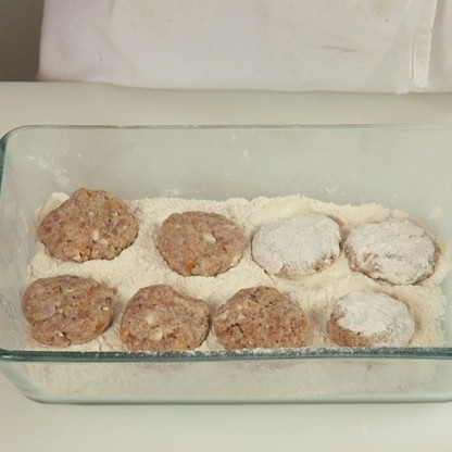 1. Этап. Жареные фрикадельки: Из получившейся смеси формируем круглые фрикадельки. Обваливаем каждую фрикадельку в муке.