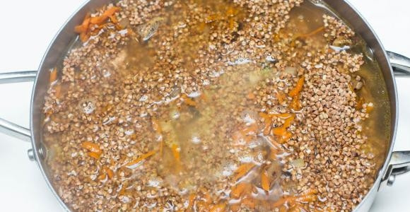 1. Этап. Гречка с грибами и мясом: Посолите и поперчите, добавьте гречку и залейте водой. Вода должна покрывать крупу на два пальца.