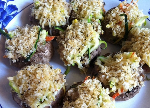 1. Этап. Шампиньоны, фаршированные овощами: 7. Запекайте блюдо 10 минут при 180 градусах в духовке. Приятного аппетита!