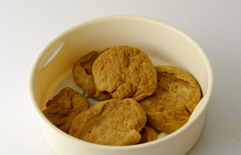 1. Этап. Вегетарианское мясо: Переложите их в пароварку. Готовьте примерно 30 минут на пару.