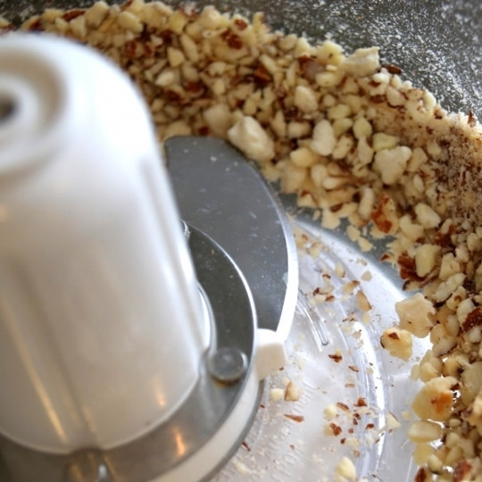 1. Этап. Печенье с зеленым чаем: Измельчаем миндаль - мелко, но не в крошку. Небольшие кусочки миндаля могут попадаться.