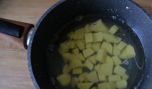 1. Этап. Зелёный борщ Походный: Картофель чистим, режем средними кубиками, кладём в котелок (или сотейник, кастрюлю), ставим на огонь. Доводим до кипения и варим до полу-готовности 15 минут, если картофель молодой, то достаточно 10 минут.