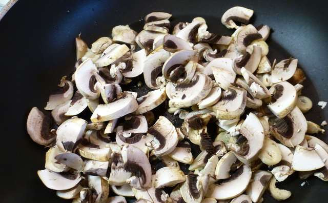 1. Этап. Пирожки с грибами и капустой: В небольшом количестве масла обжариваем шампиньоны, порезанные пластинками.