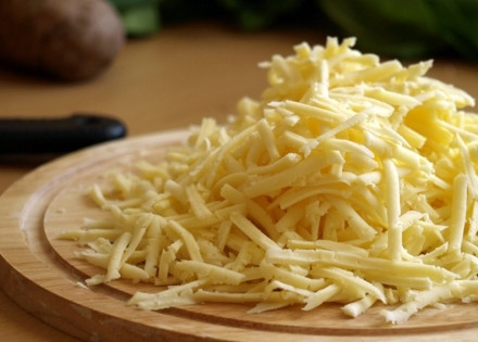 1. Этап. Свёкла в духовке: Трем на терке сыр.