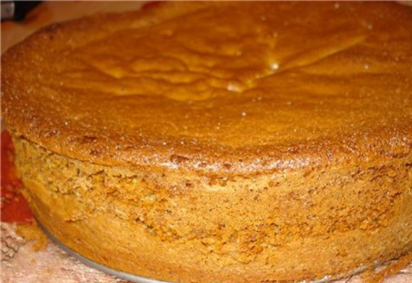 1. Этап. Бисквитный торт с мастикой: Для приготовления бисквита необходимо взбить в пышную пену яйца с сахаром, затем добавить туда ванильный сахар и просеянную муку. Приготовленное тесто следует перелить в предварительно смазанную маслом форму. Выпекать при температуре 200 градусов до готовности.