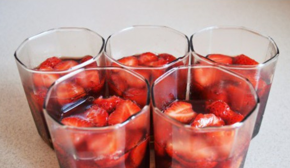 1. Этап. Клубничное желе из желатина: Заливаем приготовленным желе порезанную клубнику в формах. Ставим в холодильник для застывания.