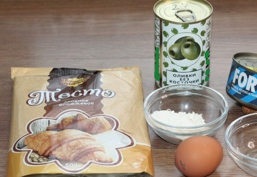 1. Этап. Мини-слойки с тунцом и оливками: 1. Подготовьте ингредиенты. Замороженное тесто достаньте из морозильной камеры за 20 минут до начала приготовления.