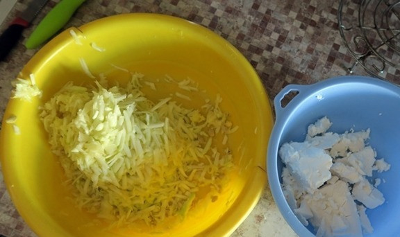 1. Этап. Ржаник сырно-кабачковый для диабетиков: Пока подходит тесто, готовим начинку. Кабачки натереть на крупной тёрке. Вместо кабачков можно использовать шпинат.