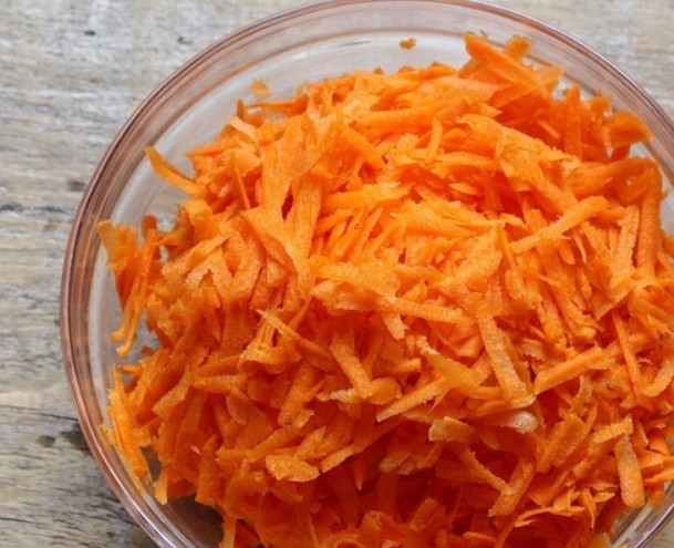 1. Этап. Заправка для рассольника с перловкой на зиму: Морковь потрите на крупной терке.