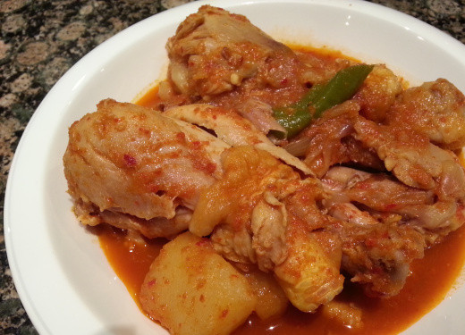 1. Этап. Тушеная картошка с курицей: 9. Тушеная картошка с курицей готова! Украсьте блюдо зеленью и подавайте. Приятного аппетита!