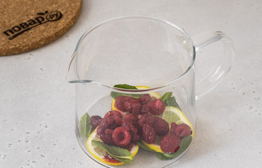 1. Этап. Холодный чай с малиной и мятой: Переложите в заварочный чайник лимон, малину и мяту.