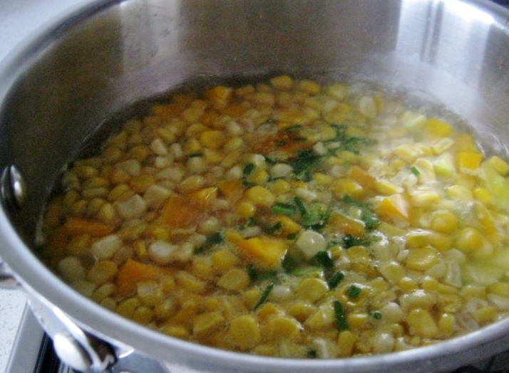 1. Этап. Суп из тыквы и кабачков: Доведите до кипения, потом убавьте огонь, дайте провариться овощам минут 15.