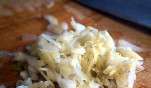 1. Этап. Салат с говяжьим сердцем и маринованными овощами: Мелко порезать сельдерей и капусту.