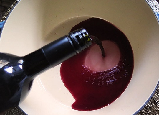 1. Этап. Немецкий ягодный десерт Роте Грютце: 1. В кастрюлю влейте вино, поставьте на огонь.