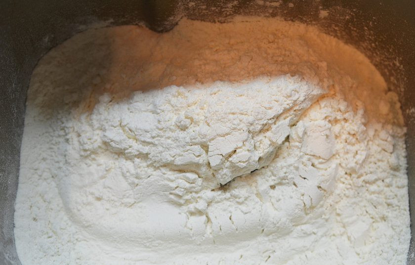 1. Этап. Пасхальный кулич в хлебопечке: 5. Добавьте муку.