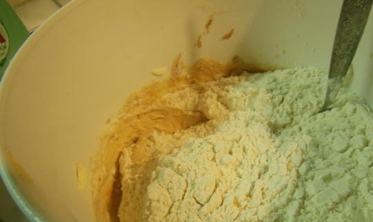 1. Этап. Торт Коровка: 4. Просейте муку. Соедините ее с разрыхлителем. Добавьте в тесто. Хорошо мешайте тесто до однородной массы.