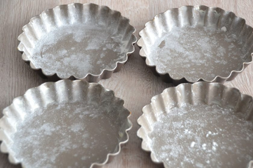 1. Этап. Тарталетки с лисичками: Подготовьте формочки для выпечки, смажьте маслом, присыпьте слегка мукой. Я использовала формочки диаметром 12 см.